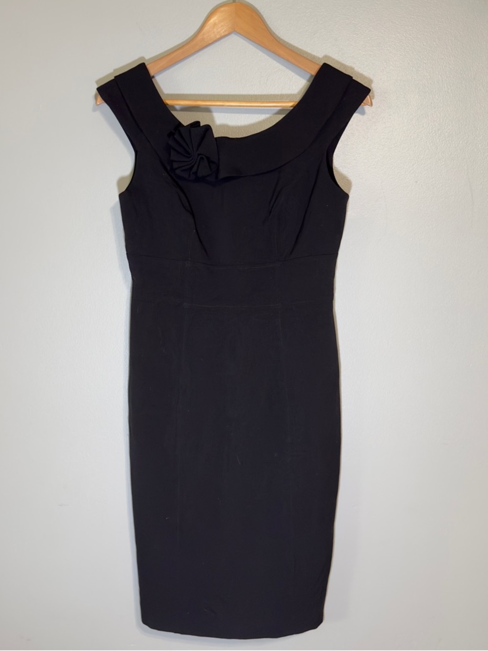 Calvin Klein Women’s Sz 4 Elegant Black Sheath Dress with Rosette Detail 628B9